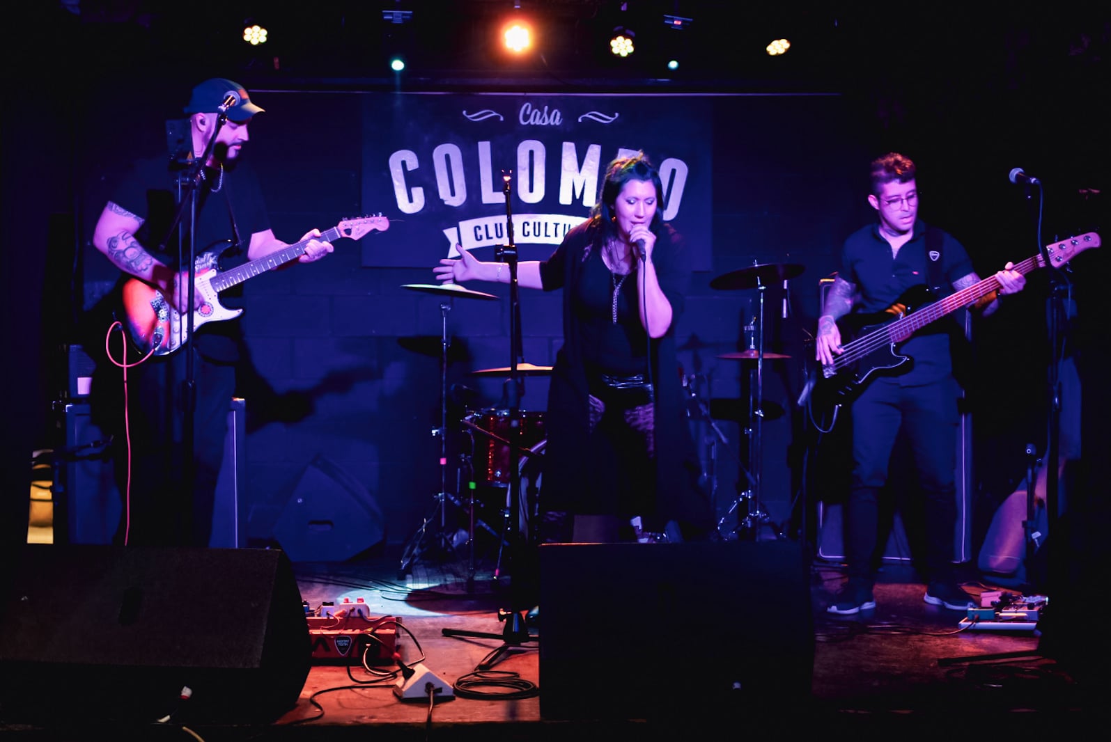 Integrantes de Dinko Hustle en presentación en vivo